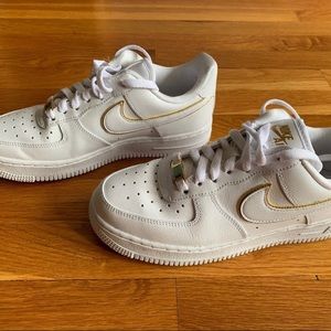 Nike Women's Air Force 1 07' Ess White/Metalic Gold